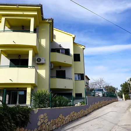 150m From The Beach Apartment