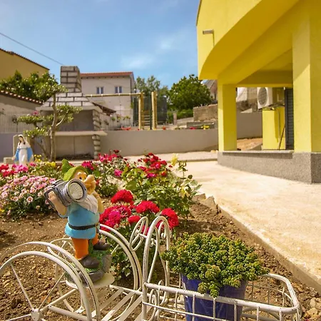 150m From The Beach Apartment *