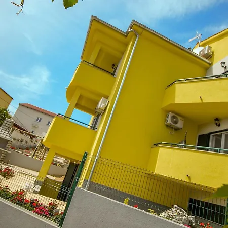 150m From The Beach Appartement *